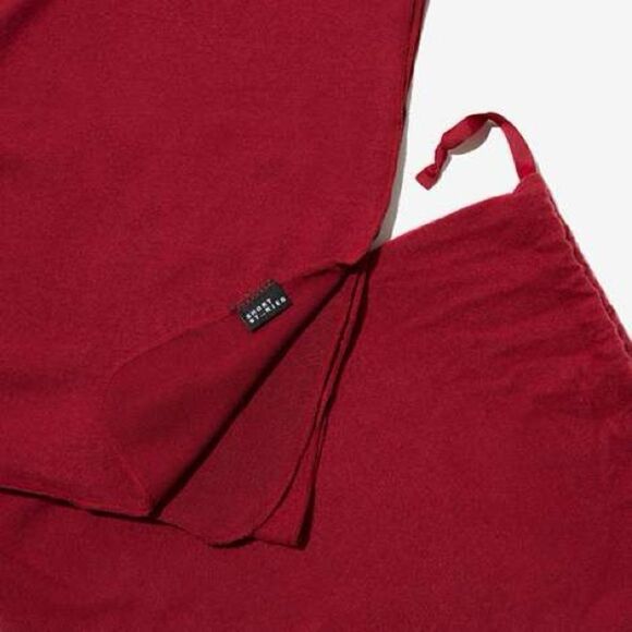 FabFitFun Short Stories Travel Blanket Ruby Wine NWT IN PACKAGING - Picture 1 of 7